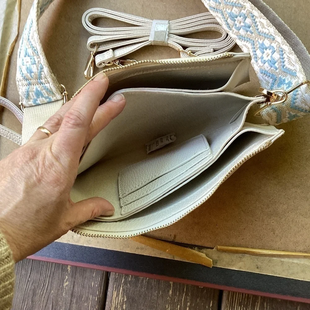 Unbranded off white three compartment bag with three removable straps